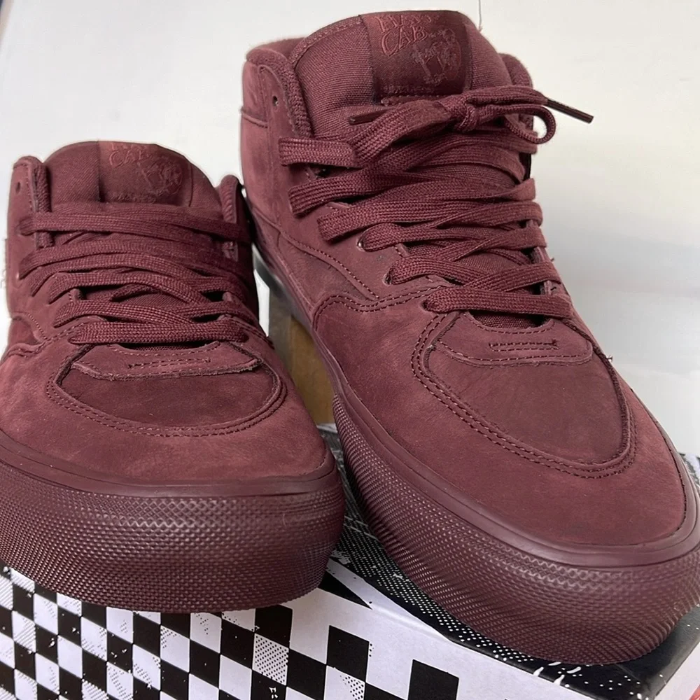 Vans WMNS Skate Half Cab Mono Chocolate
VN0ASFCDCHC
Sneakers - Picture 11 of 16